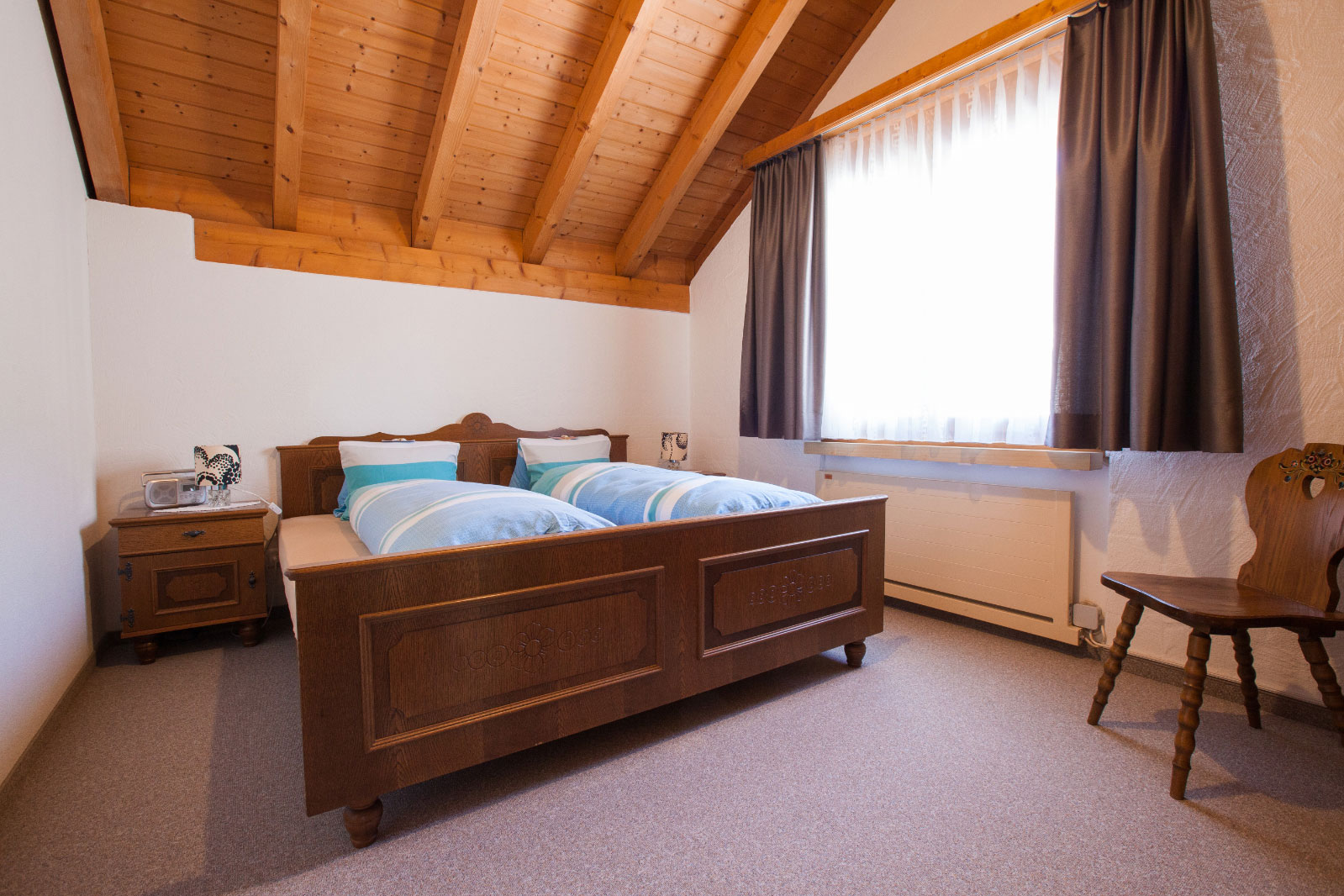 Freundliches, rustikal möbliertes 18m2 grosses Doppelzimmer mit Blick zum Schafberg und Sitzmöglichkeit.<br /><br />Zur Einzel- und Doppelbelegung, mit Dusche, WC, Haarföhn und Beautyprodukten<br /><br />Ausstattung: <br />1 Schlafraum, Nichtraucher, getrennte Matratzen,Betten bezogen, Hand- und Duschtücher, Waschlappen, Zimmersafe, Rauchmelder, Flachbild-TV, Radio, W-LAN (kostenlos), Wasserkocher, Kaffee, Tee und Mineralwasser<br /><br />Mögliche Belegung: <br />1-2 Personen, Babybett möglich<br />Haustiere auf Anfrage